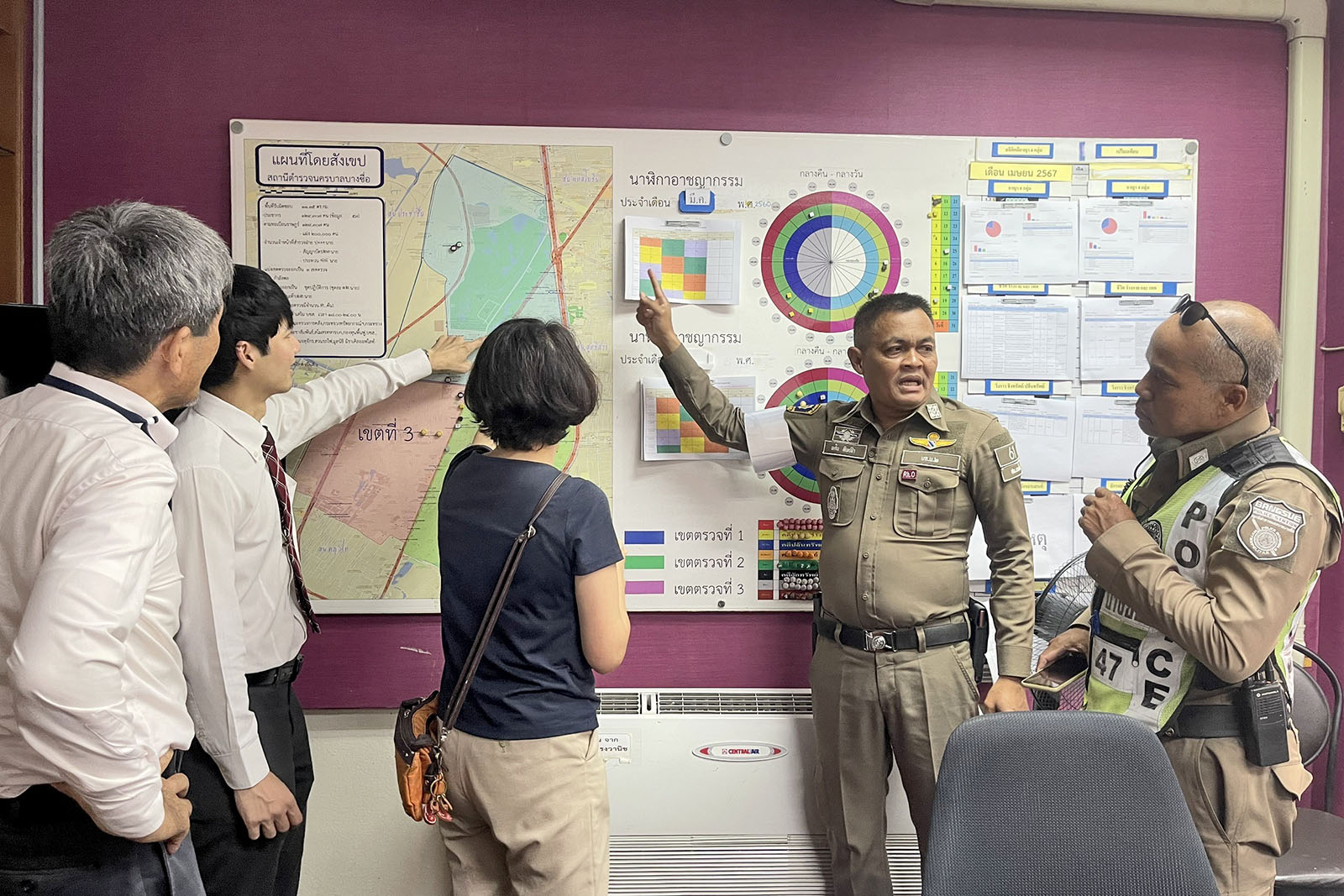 写真：地区警察との協議の様子