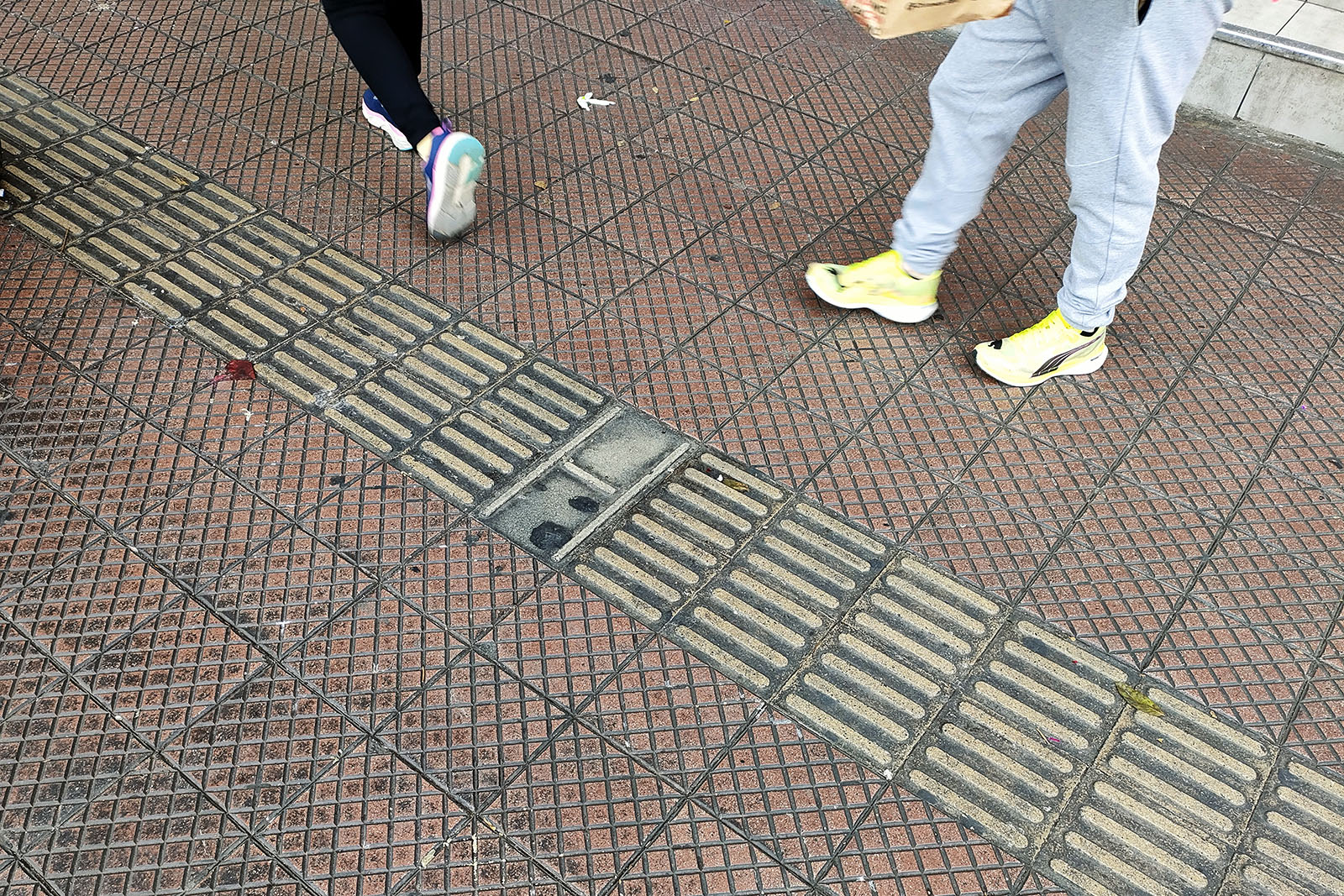 写真:リマ市 Miraflores 地区における点字ブロック:飲食店の前